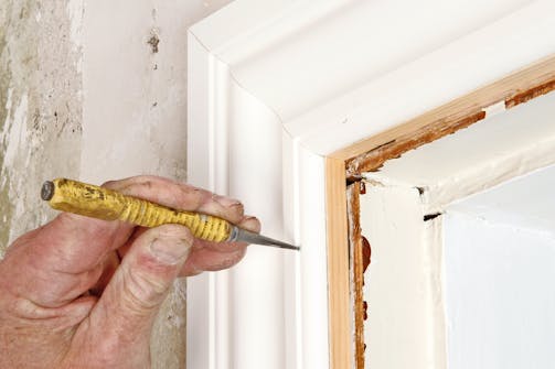 Naulojen kannat upotetaan tuurnalla Oven peitelistan kiinnitys